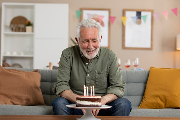 Senior hombre celebrando su cumpleaños