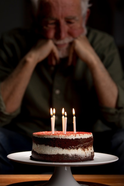 Senior hombre celebrando su cumpleaños