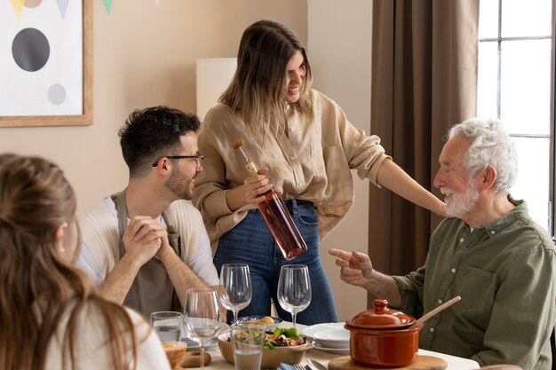 Senior hombre celebrando su cumpleaños