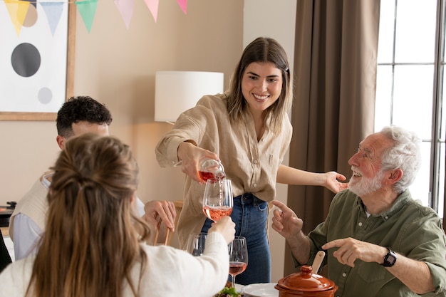 Senior hombre celebrando su cumpleaños