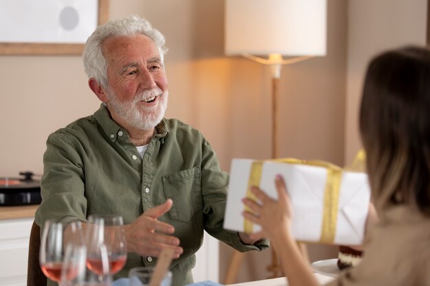 Senior hombre celebrando su cumpleaños