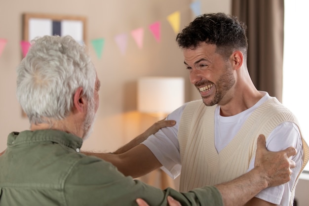 Foto gratuita senior hombre celebrando su cumpleaños