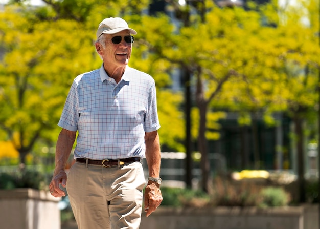 Foto gratuita senior hombre dando un paseo al aire libre en la ciudad