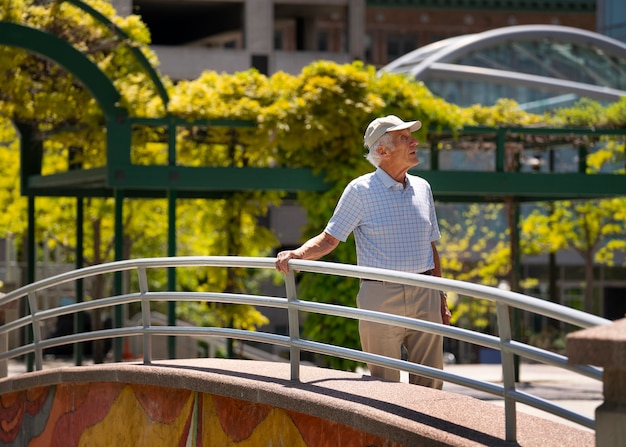 Foto gratuita senior hombre dando un paseo al aire libre en la ciudad