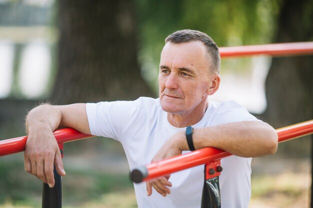 Senior hombre descansando después de hacer ejercicio