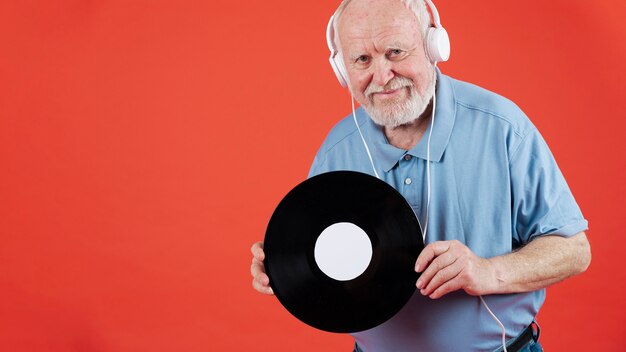 Senior hombre con disco de música y espacio de copia