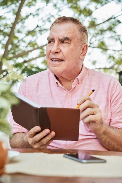 Senior hombre escribiendo en su diario