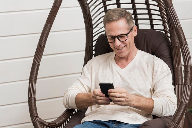 Senior hombre mirando su teléfono