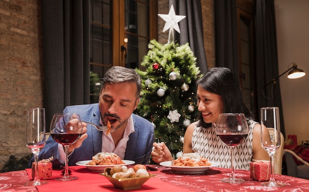 Senior hombre y mujer cenando