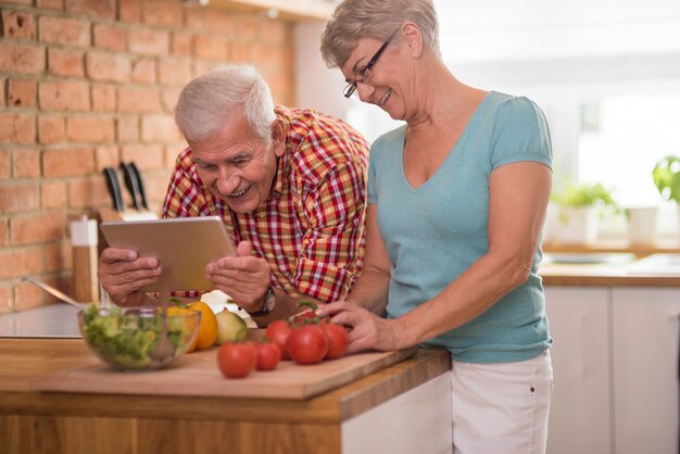 Senior hombre y mujer pasar tiempo juntos