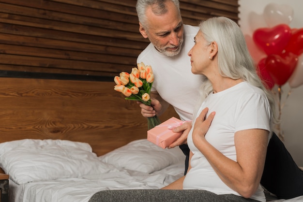 Senior hombre sorprendente esposa en el día de San Valentín