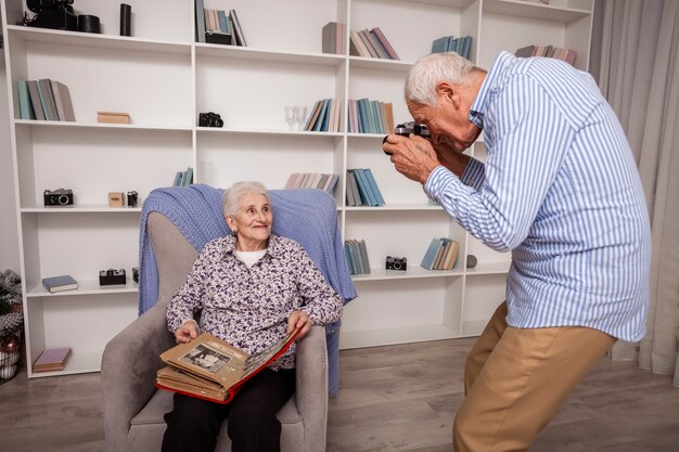 Senior hombre tomando una foto de pareja