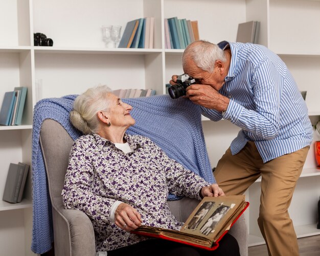 Senior hombre tomando una foto de su esposa