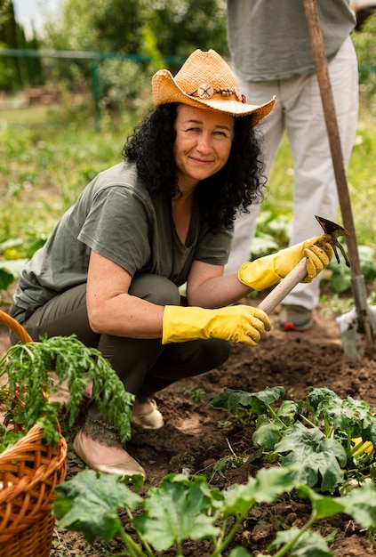 Senior mujer cuidando los cultivos