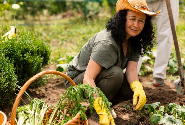 Senior mujer cuidando los cultivos