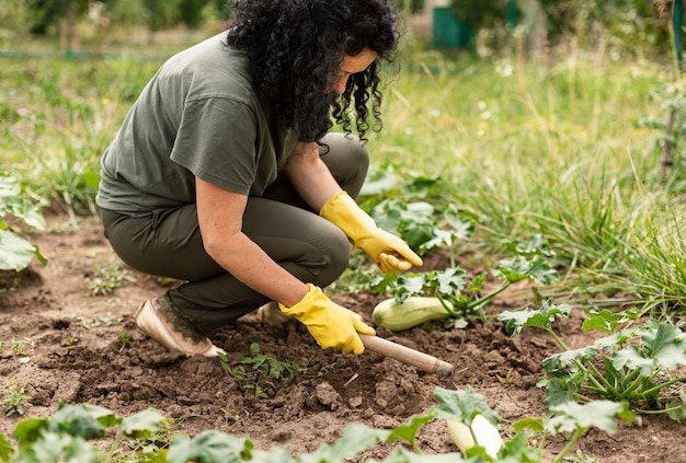 Foto gratuita senior mujer cuidando los cultivos