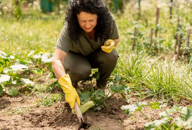 Senior mujer cuidando los cultivos