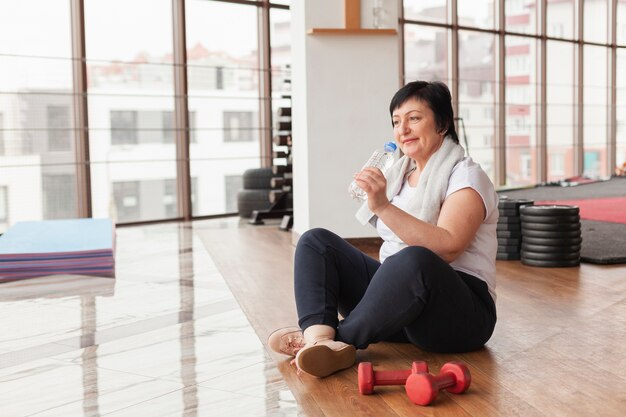 Senior mujer descansando después del entrenamiento