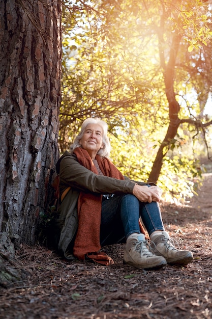 Foto gratuita senior mujer disfrutando de una caminata en la naturaleza