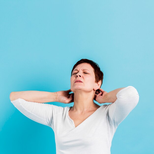 Senior mujer con dolor de cuello