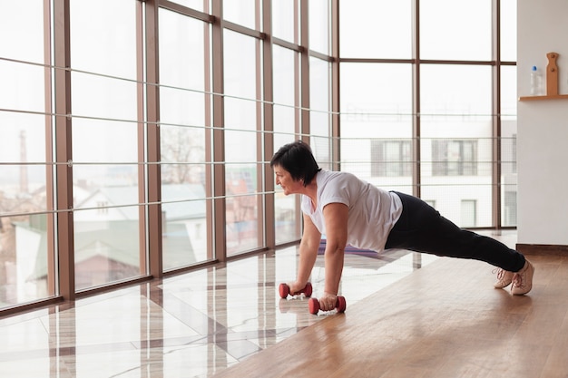 Senior mujer entrenando con pesas