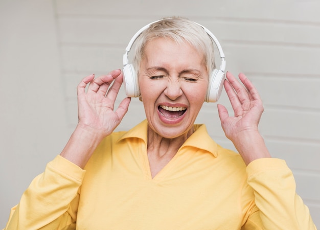 Senior mujer escuchando música a todo volumen