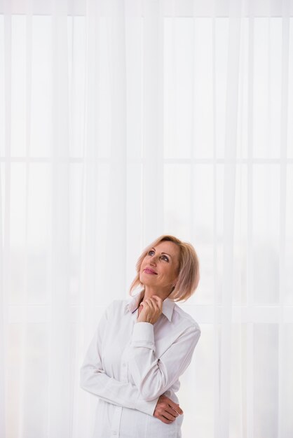 Senior mujer mirando hacia arriba con espacio de copia