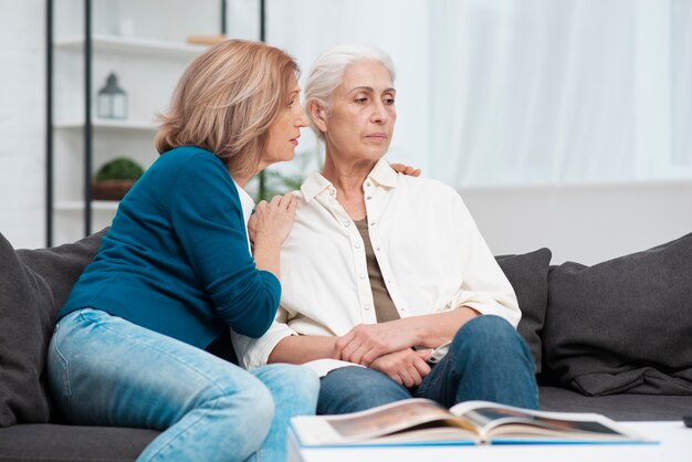 Senior mujer molesta con su amiga