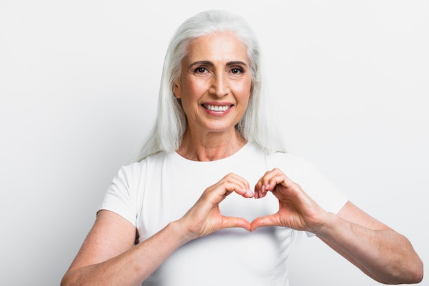 Senior mujer mostrando signos de amor