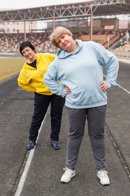 Senior mujer pareja en el estadio