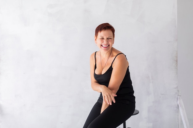 Senior mujer con pelo corto riendo