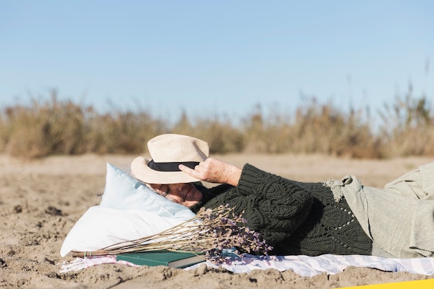 Foto gratuita senior mujer protegiendo del sol