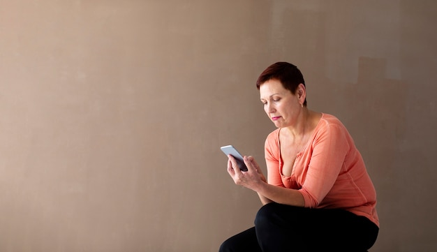 Senior mujer revisando su teléfono