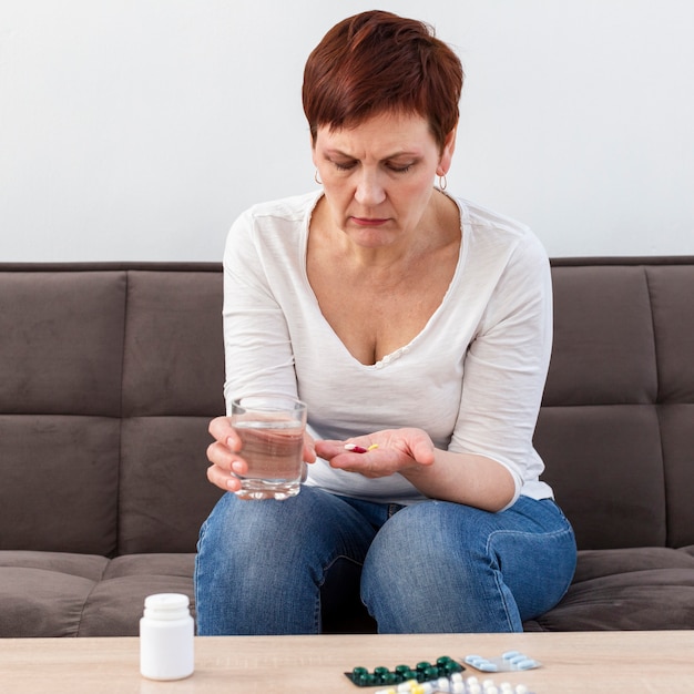 Senior mujer tomando pastillas