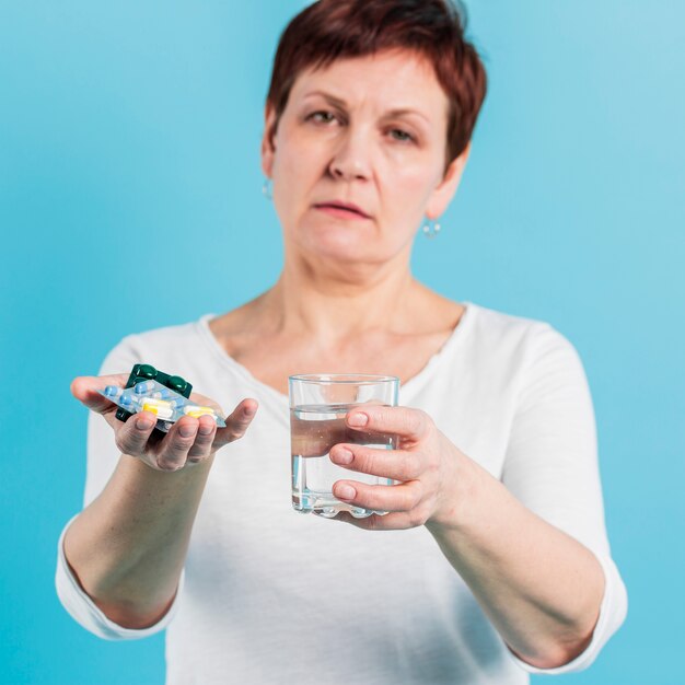 Senior mujer tomando pastillas