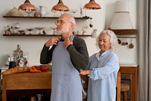 Foto gratuita senior par cocinar juntos en la cocina