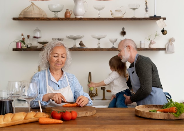 Foto gratuita senior par cocinar juntos en la cocina