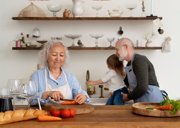 Senior par cocinar juntos en la cocina