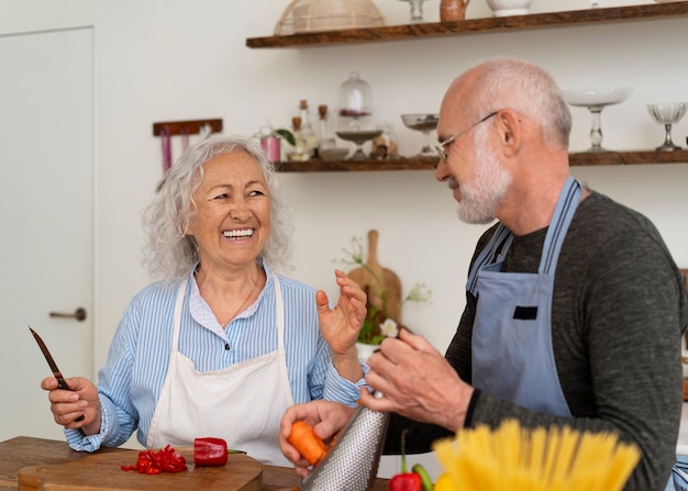 Senior par cocinar juntos en la cocina