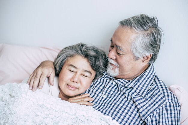 Senior pareja acostada en la cama juntos