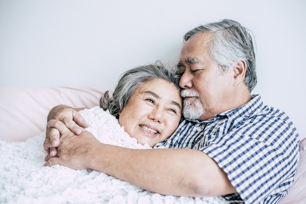 Senior pareja acostada en la cama juntos