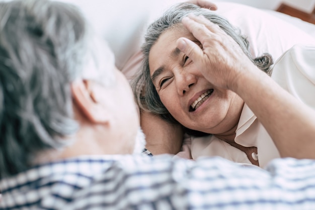 Senior pareja acostada en la cama juntos