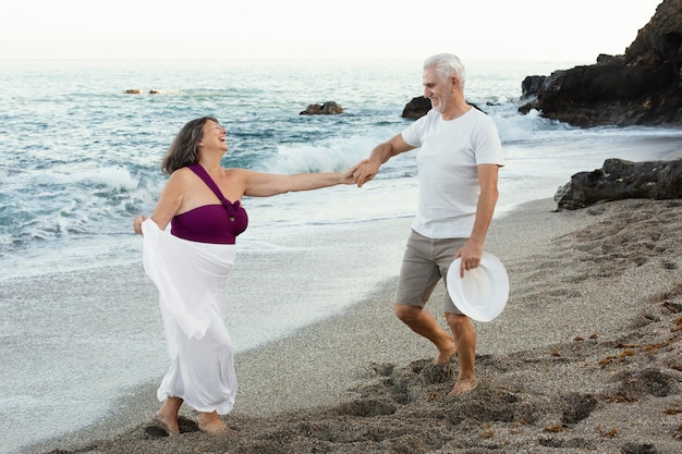 Senior pareja amorosa pasar tiempo juntos en la playa.