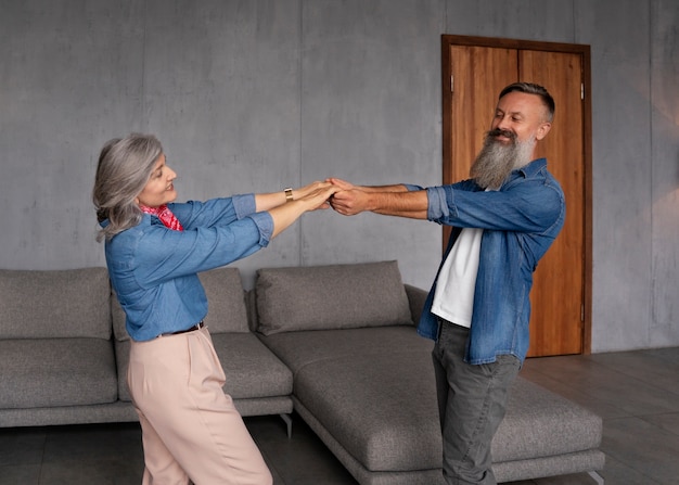 Foto gratuita senior pareja bailando en casa