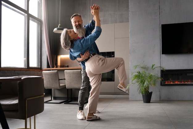 Senior pareja bailando en casa