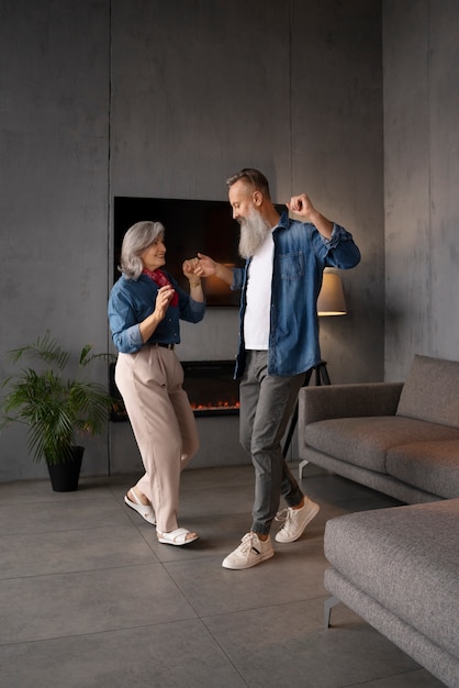 Senior pareja bailando en casa