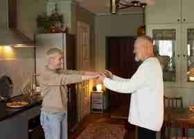 Foto gratuita senior pareja bailando en casa