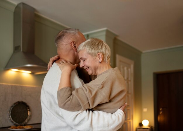 Senior pareja bailando en casa