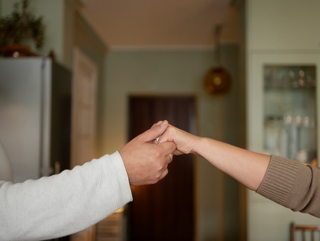 Foto gratuita senior pareja bailando en casa