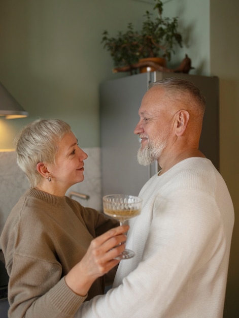 Foto gratuita senior pareja bailando en casa